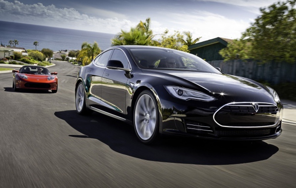 Черный электромобиль Тесла на трассе 