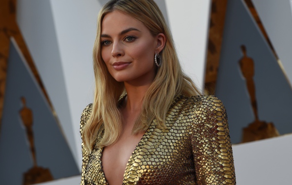 Блондинка актриса Марго Робби в золотом платье