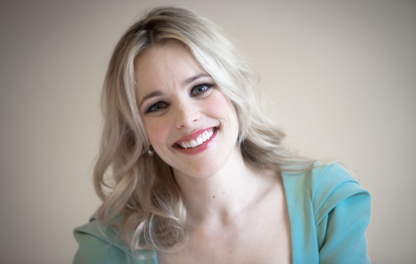 Блондинка с красивой улыбкой актриса Рэйчел Макадамс 