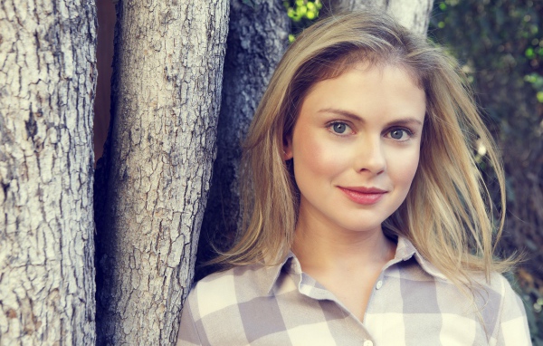 Голубоглазая актриса Роуз МакАйвер у дерева 