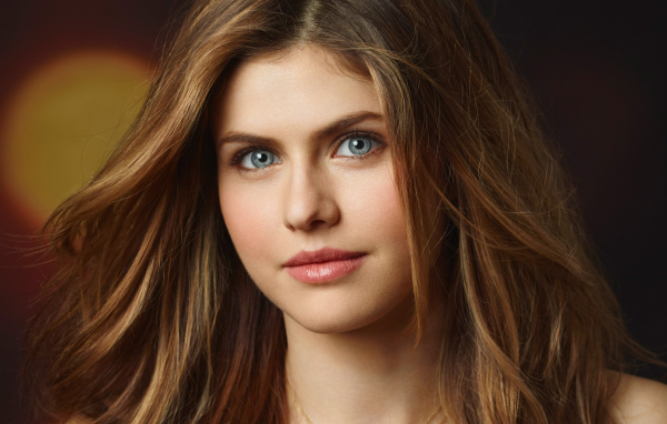 Голубоглазая брюнетка актриса Александра Даддарио 