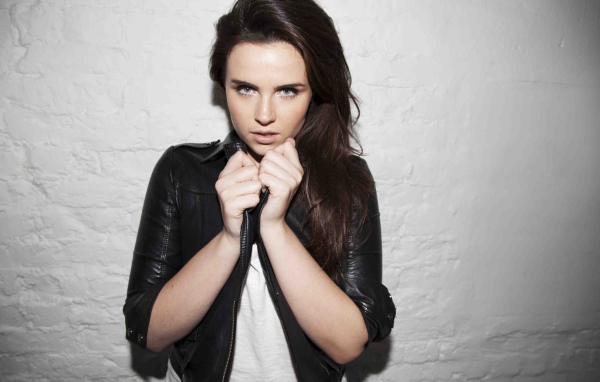 Британская актриса Эмер Кенни в черной кожаной куртке