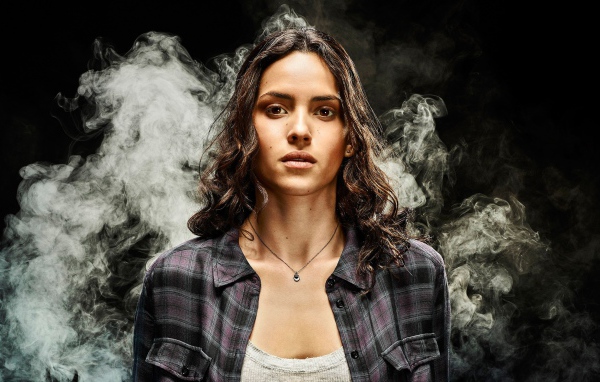 Кареглазая актриса брюнетка Адриа Архона