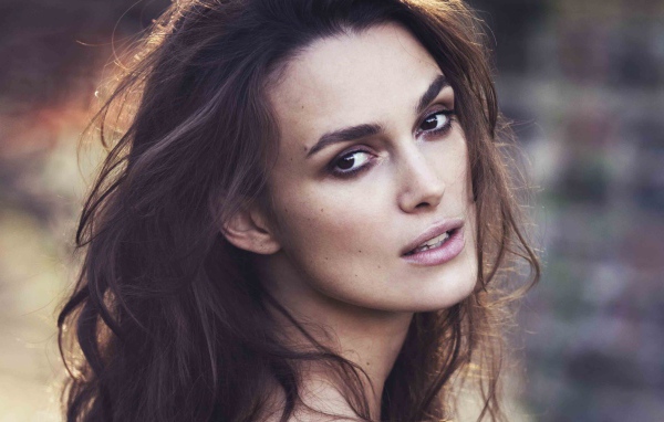 Кареглазая брюнетка актриса Кира Найтли