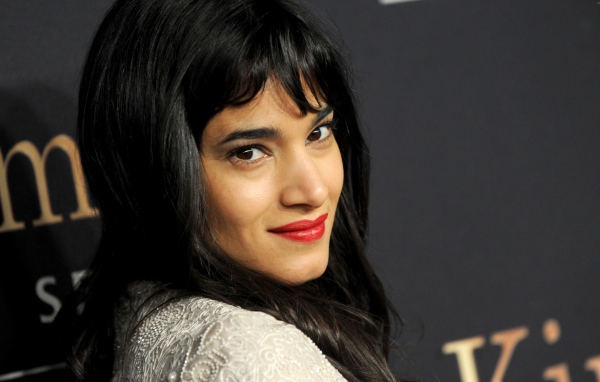 Брюнетка актриса София Бутелла с красными губами