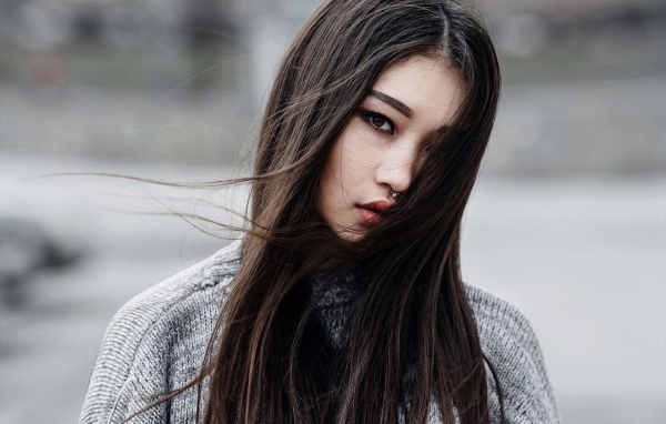 Девушка брюнетка азиатка с пирсингом в носу 