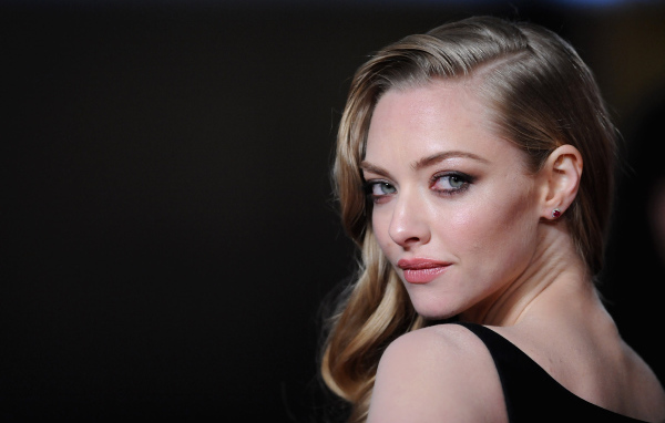 Нежная блондинка актриса Аманда Сейфрид