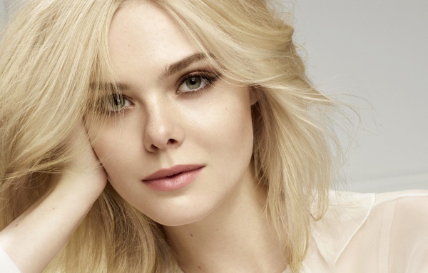 Нежная блондинка актриса Эль Фаннинг