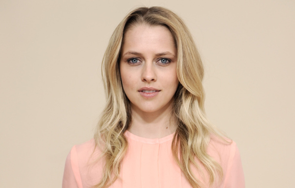 Нежная блондинка актриса Тереза Палмер в розовом платье 