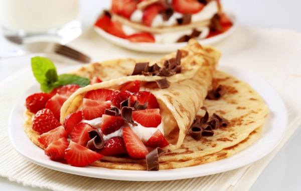 Аппетитные блины с клубникой на Масленицу 2017 