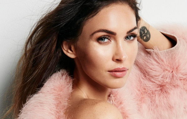 Эффектная актриса Меган Фокс с татуировкой на руке