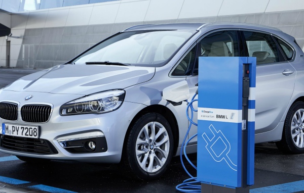 Электромобиль BMW 225xe Active Tourer 2016 на зарядке 