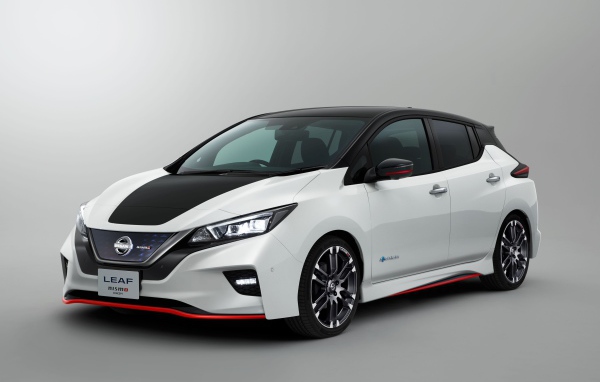 Электромобиль  Nissan Leaf Nismo на сером фоне