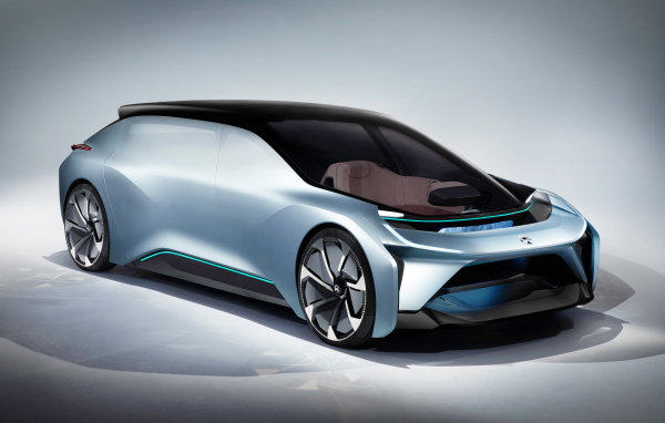 Электромобиль  Nio Eve на сером фоне 