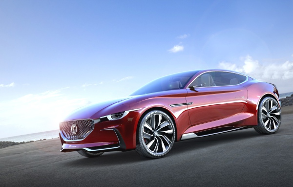 Электромобиль MG E-Motion, 2020 на фоне голубого неба