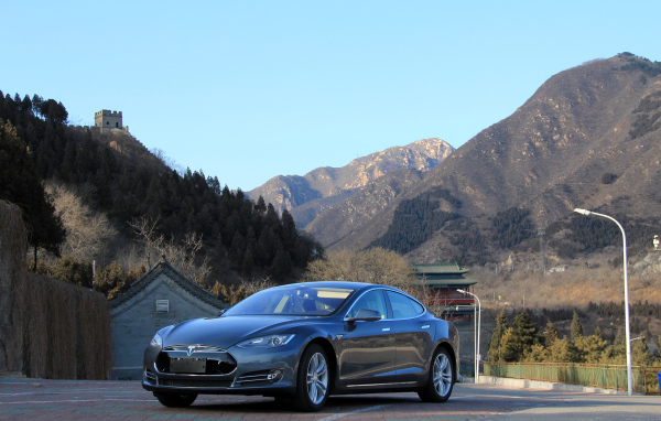 Электромобиль Tesla Model S, цвет серебристый металлик 