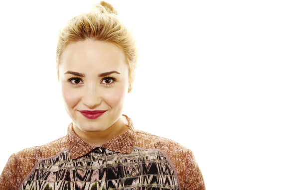 Знаменитая актриса, певица Деми Ловато фото на белом фоне