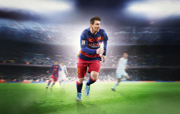Футболист Лионель Месси бежит по футбольному полю