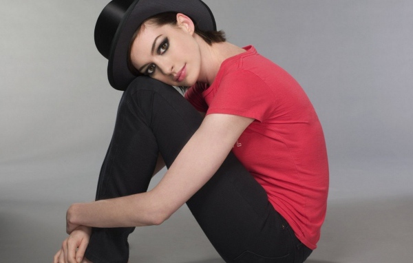 Девушка актриса Энн Хэтэуэй в шляпе 