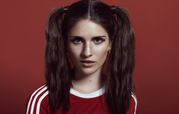 Девушка спортсменка с хвостиками на голове 