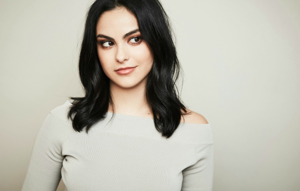 Девушка брюнетка актриса Камила Мендес фото на сером фоне