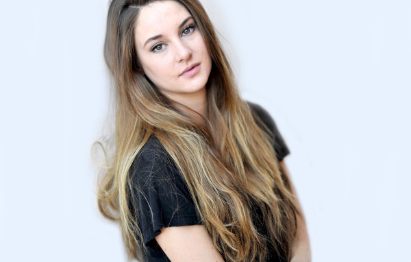 Девушка с длинными волосами, актриса Шейлин Вудли 