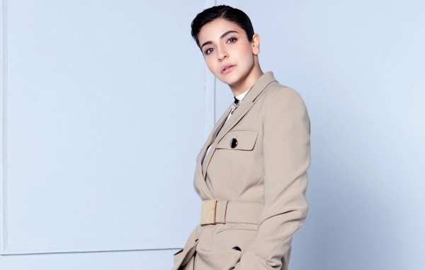 Индийская актриса, модель Анушка Шарма в пальто