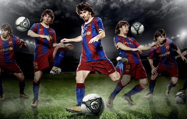 Лионель Месси играет с мячом 