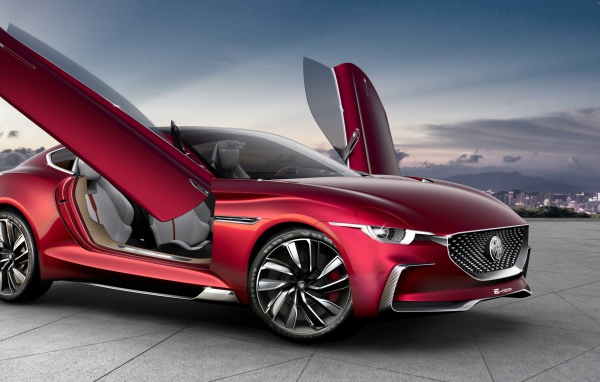 Бордовый электромобиль MG E-Motion с открытыми дверями