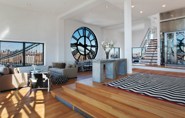 Пентхаус с окном в виде часов 