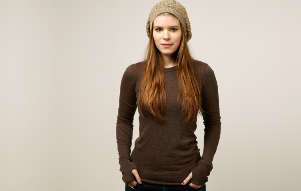 Рыжеволосая актриса Кейт Мара в шапке