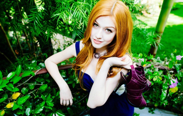 Рыжеволосая девушка, актриса Кэтрин Макнамара