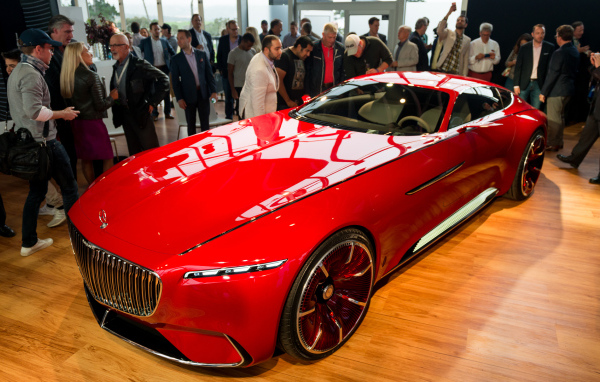 Красный электрокар Mercedes-Maybach 6 на выставке 