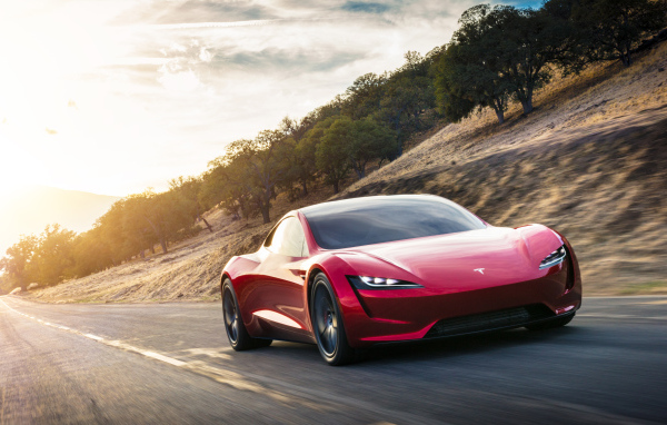 Красный электромобиль Tesla Roadster, 2020 на трассе