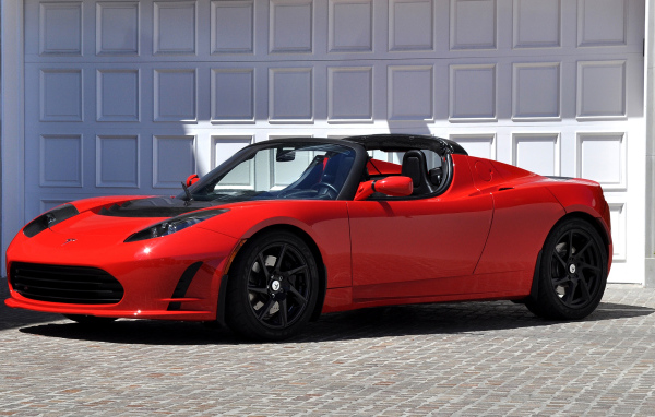 Красный спортивный электромобиль Tesla Roadster 