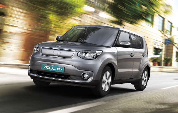Серебристый электромобиль Kia Soul EV в движении 