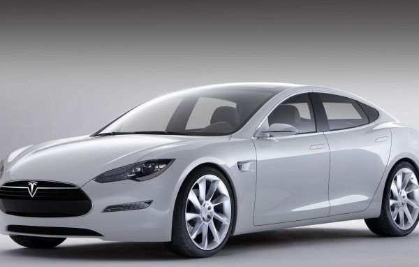 Серебристый электромобиль Tesla Model S