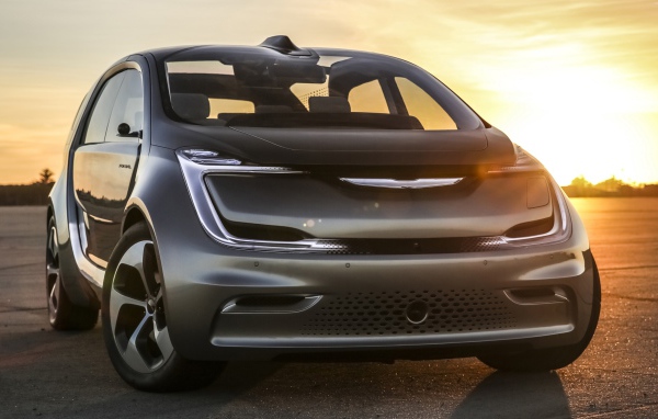 Серебристый электрический автомобиль Chrysler Portal на закате солнца