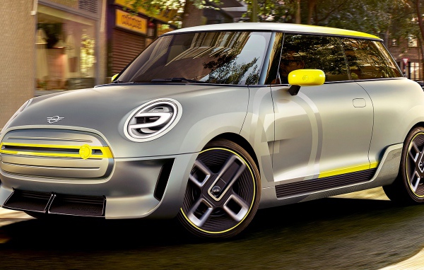 Серебристый электрический автомобиль Mini Electric