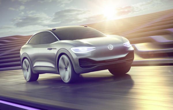 Серебристый электромобиль Volkswagen I.D. CROZZ l