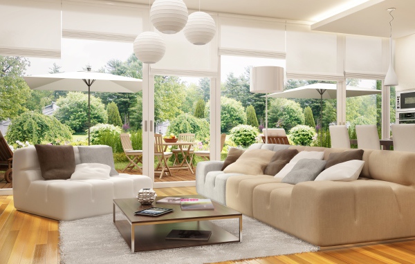 Просторная столовая комната с большими окнами