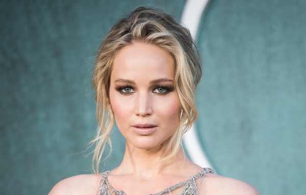 Стильная блондинка актриса Дженнифер Лоуренс