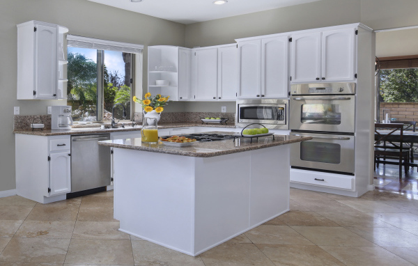 Стильный интерьер кухни в светлых тонах