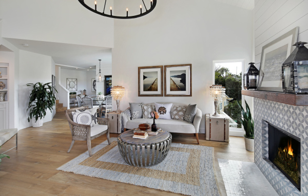 Стильная гостиная комната в серых тонах с камином