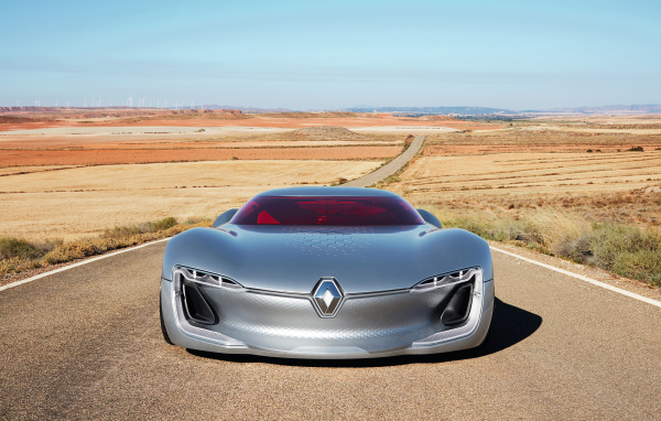 Стильный серебристый электромобиль  Renault Trezor на трассе 