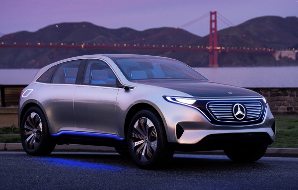 Стильный серебристый электромобиль  Mercedes Generation EQ