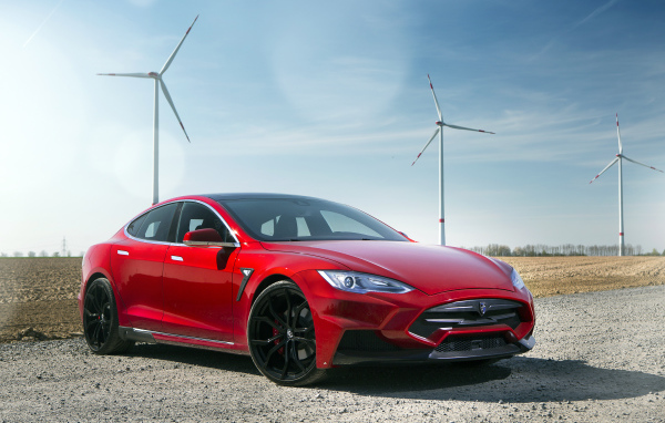 Электромобиль Tesla Model S, красного цвета 