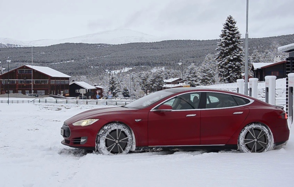 Электромобиль Tesla на снегу  