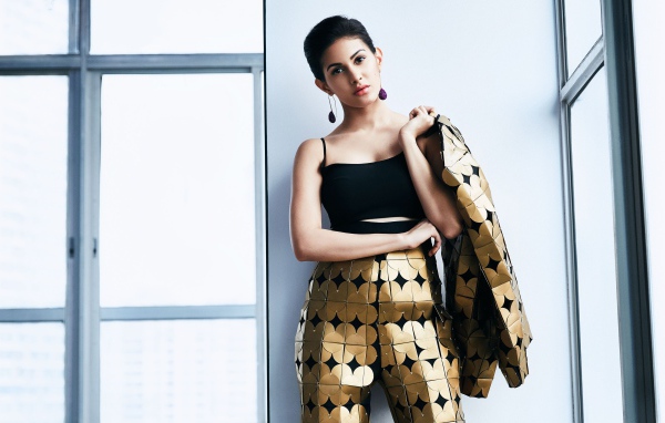 Актриса болливуда Эмира Дастур в красивом костюме