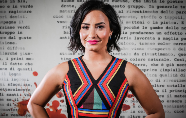 Девушка брюнетка Деми Ловато в ярком платье 